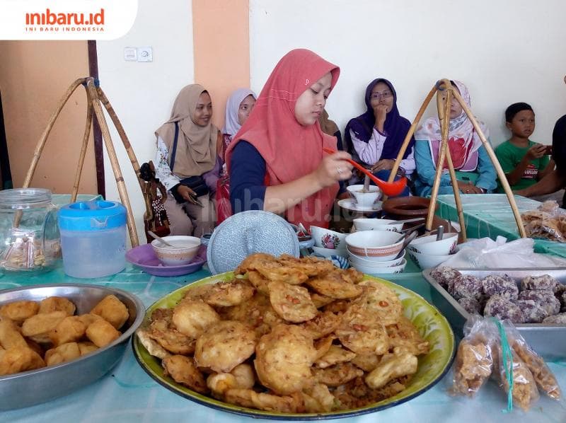 Sembari menunggu Es Dawet Jabung tersaji, pembeli dapat menyantap gorengan dan jajanan pasar yang disajikan. (Inibaru.id/ Dwi Nastiti M)