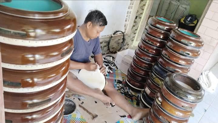 Pembuatan rebana di Demak. (Inibaru.id/ Alya Himmatul Aliyah)