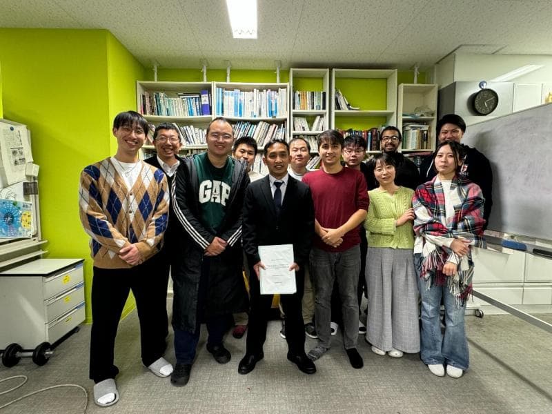 Mochammad Ariyanto (tengah) saat berada di Jepang. (Dok Undip)&nbsp;