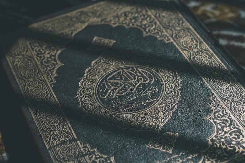 Mengalihkan kebiasaan buruk dan stres bisa dilakukan dengan memperbanyak membaca Al-Qur'an. (Pixabay/Fauzan My)