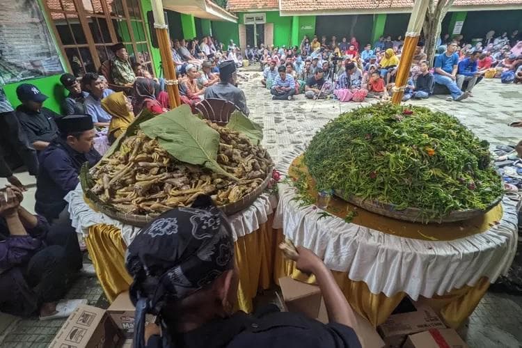 Warga melakukan doa bersama dalam tradisi Sewu Sempol. (Suaramerdeka/Hasyim Asnawi)