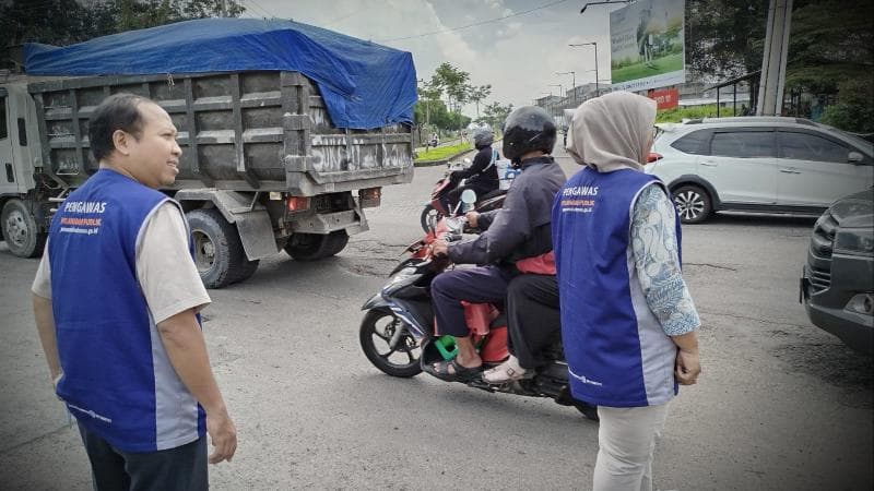 Petugas Ombudsman Jateng meninjau sejumlah jalan rusak di Pantura Jateng (Humas Ombudsman)