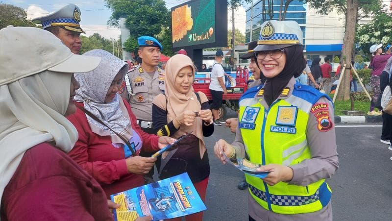 Anggota Ditlantas Polda Jateng lakukan sosialisasi terkait Operasi Keselamatan Candi 2025 di Jalan Pahlawan Kota Semarang. (Humas Polda Jateng)