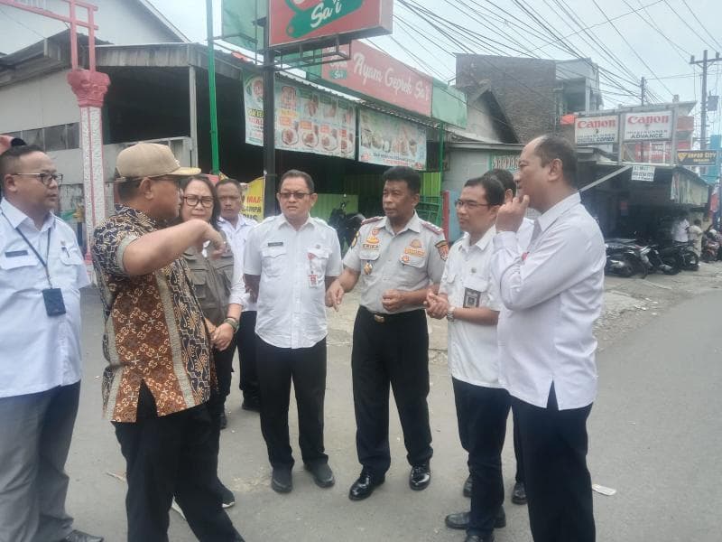 Wakil Wali Kota Semarang Iswar Aminuddon saat mengecek Tanjakan Silayur. (Humas Pemkot Semarang)