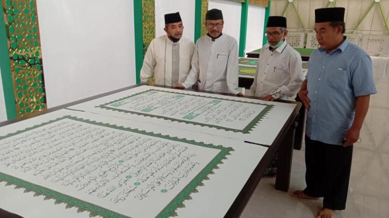 Alquran raksasa di&nbsp;Masjid Baitul Quran KH Muntaha Al Hafidz. (Tvonenews/Ronaldo Bramantyo)