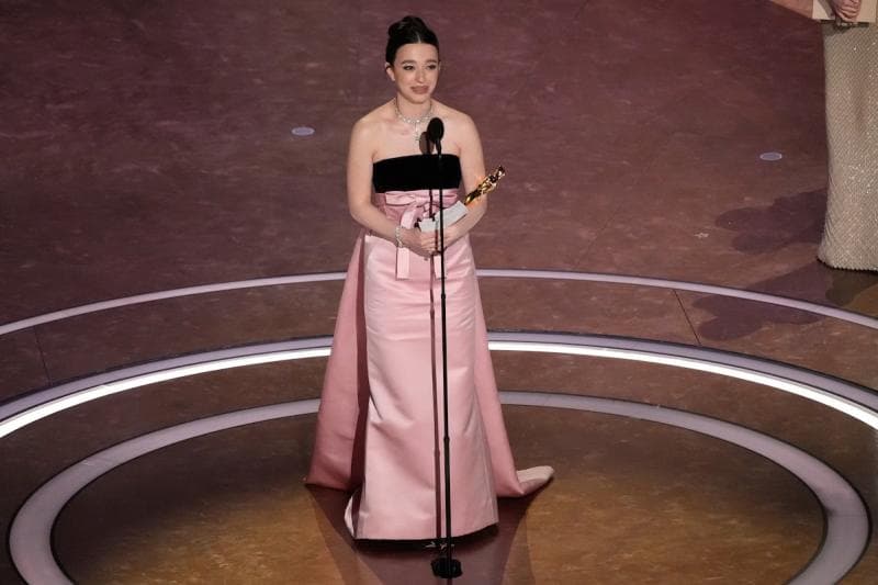 Mikey Madison saat menerima trofi Oscars. (AP Photo/Chris Pizzello via The Washington Post)