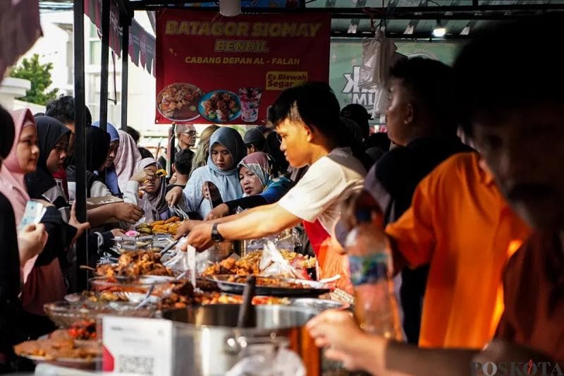 Takjil war nggak hanya dilakukan umat Islam, orang non-Islam juga ikut meramaikannya. (Poskota/Bilal Nugraha Ginanjar)