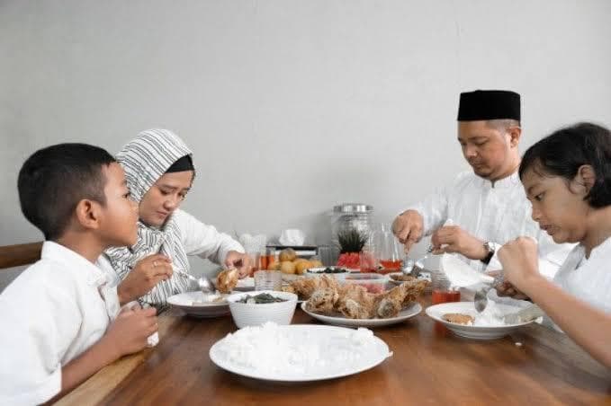 Pemkab Wonosobo mengimbau warga untuk menciptakan momen berkualitas saat Ramadan dengan keluarga. (Freepik/Desika)