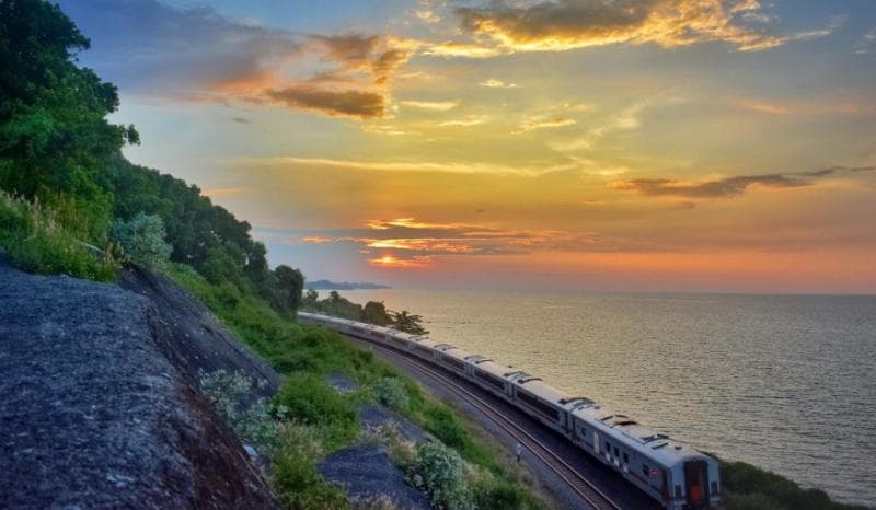 Pemandangan kereta lewat di Bukit Cinta dekat dengan Pantai Jodo. (Wisato/Achmad Noer Cholis)