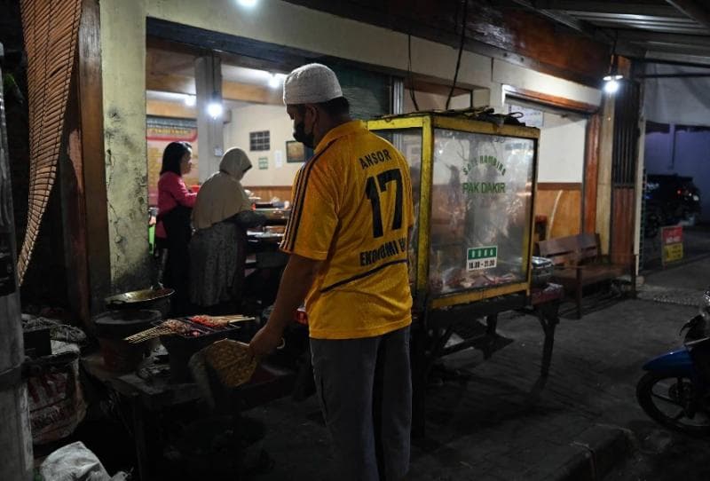 Proses memasak satai di warung Satai Kambing Pak Dakir. (Googleuser/Shinnosuke Namikata)