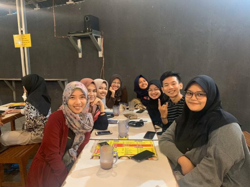 Rapat ormawa sambil makan bareng biar akrab. (Dokumentasi pribadi Suryo Damasti)
