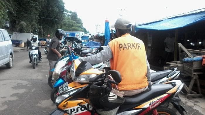 Para pedagang mengusulkan untuk kembali menggunakan jasa tukang parkir. (Tribunjambi)