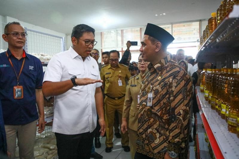 Wamentan&nbsp;Sudaryono mengunjungi operasi pasar di Kantor Pos Johar, Kota Semarang. (Humas Pemprov Jateng)