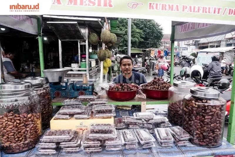 Ada kurma yang dijual di wadah terbuka. (Inibaru.id/Audrian F)