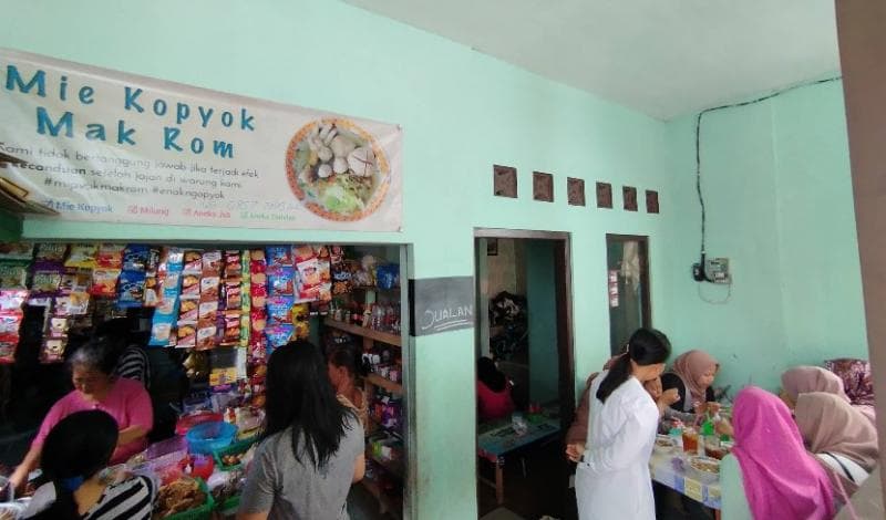 Tempat makan Mi Kopyok Mak Rom yang kecil namun selalu ramai pembeli. (Googleuser/Arif Yulianto)