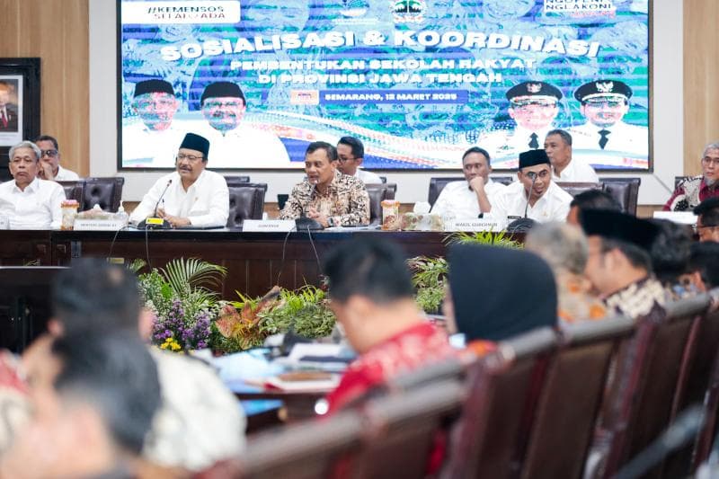 Gubernur Jateng Ahmad Luthfi di sela rapat koordinasi dan sosialisasi pembentukan sekolah rakyat bersama Menteri Sosial Saifullah Yusuf. (Humas Pemprov Jateng)