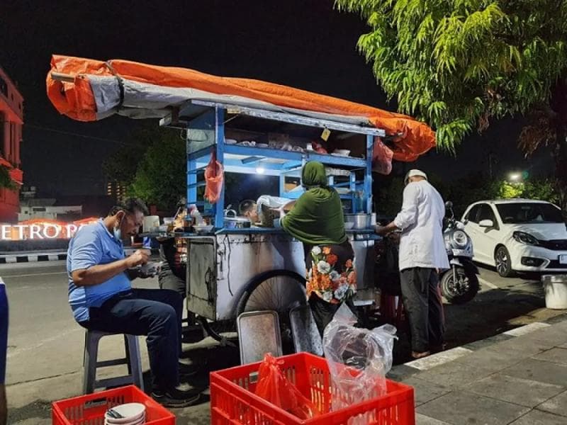 Indonesia dikenal kaya akan stret food yang lezat. (X/@HMBTrans)