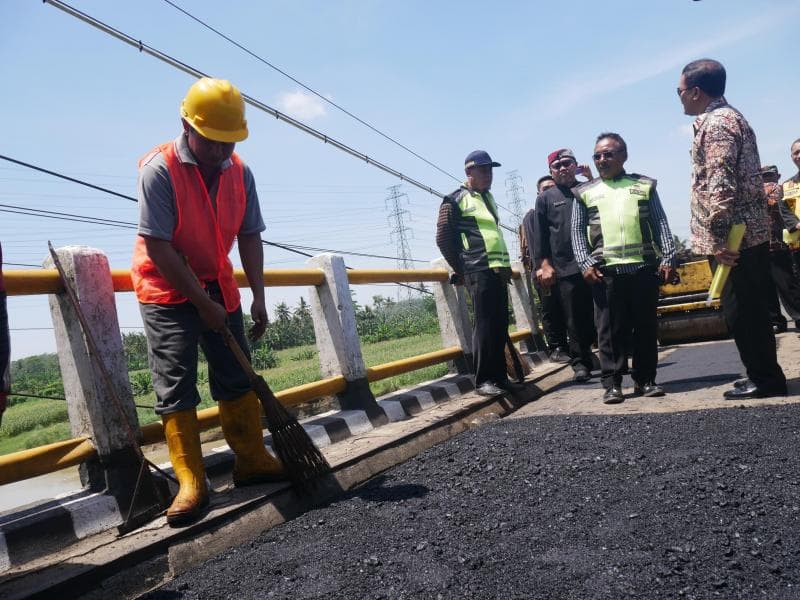 Perbaikan jalan di Jembatan Losari Perbatasaan Cilacap-Banyumas. Progress perbaikan jalan di Jateng tinggal 95 persen. (Humas Jateng)