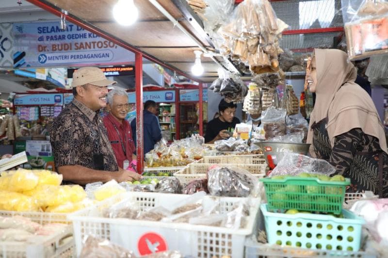 Asisten II Bidang Perekonomian dan Pembangunan Sekda Provinsi Jawa Tengah, Sujarwanto Dwiatmoko melakukan sidak di Pasar Gedhe Klaten, Kamis (13/3). (Humas Jateng)