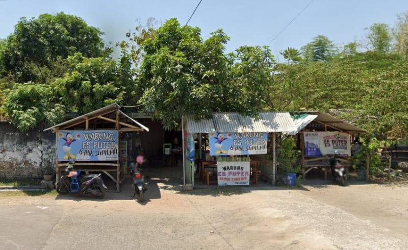 Warung sederhana Es Puter Pak Sumijan yang kerap dijejali pelanggan. (Google Street View)