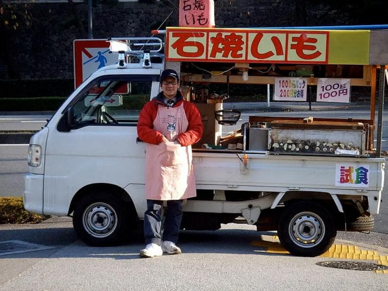 Mobil penjual ubi bakar di Jepang. (X/KennyLauderdal3)