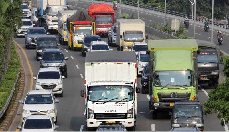 Kendaraan angkutan barang akan dilarang lewat di sejumlah jalan tol dan jalan non-tol selama arus mudik dan arus balik Lebaran 2025. (Dok Agus Pambagio)