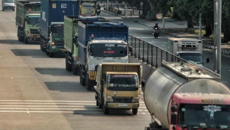 Pembatasan operasional kendaraan angkutan barang dari 24 Maret - 8 April 2025. (Tribunnews/Wartakota/Yulianto)