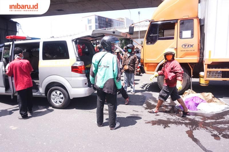 Kecelakaan di Siliwangi antara truk Mitsubishi Fuso dengan pengendara ojek online. (Inibaru.id/ Audrian F)<br>