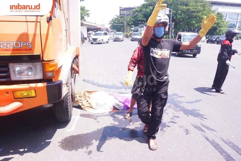 Korban diduga terperosok ke bawah truk Mitsubishi Fuso. (Inibaru.id/ Audrian F)<br>