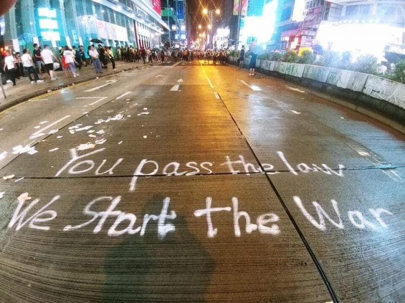 Istilah 'You Pass the Law, We Start the War' yang banyak muncul di media sosial sebagai protes atas RUU TNI. (X/sejutaluka)