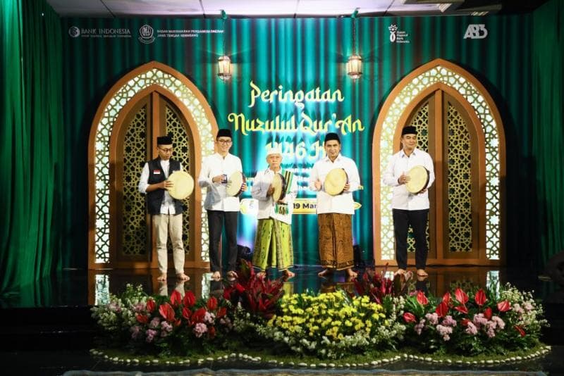 Taj Yasin bersama Perwakilan Bank Indonesia berfoto bersama dalam acara&nbsp;Nuzulul Qur’an Badan Musyawarah Perbankan Daerah (BMPD) KPW BI Jateng di Kantor Bank Indonesia Jawa Tengah, Rabu (19/3/2025) malam. (Humas Jateng)