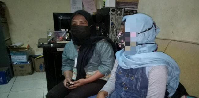 Korban penganiyaan majikan, Ika, bersama dengan ibunya. (Rmoljateng)<br>