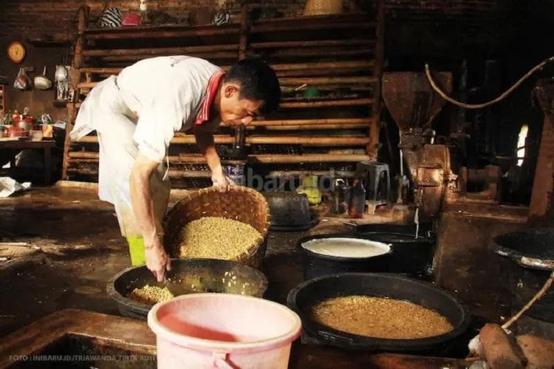 Ilustrasi: Perajin tahu alami dilema karena adanya kemungkinan harga kedelai naik gara-gara perang tarif impor. (Inibaru.id/Triawanda Tirta Aditya)
