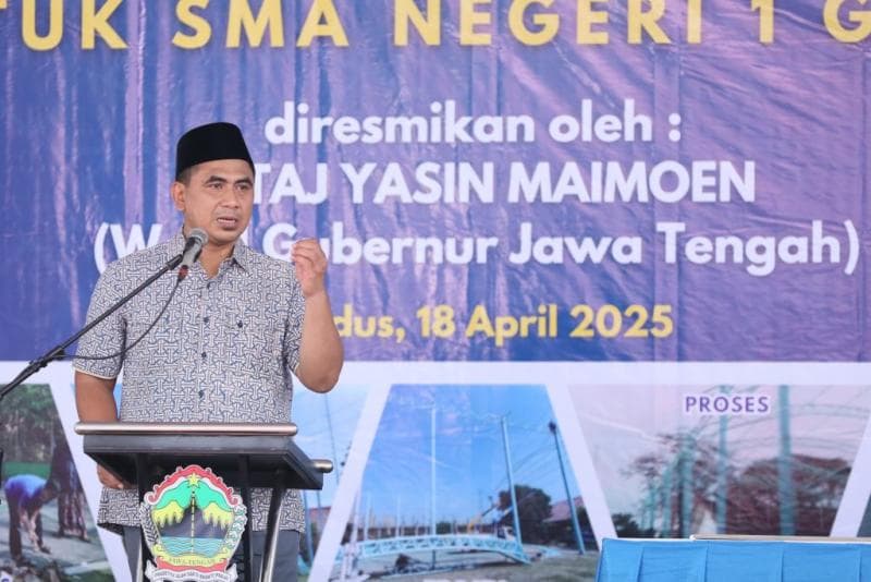 Taj Yasin mengimbau para pelaksana dapur MBG untuk menjaga kebersihan dan kualitas. (Humas Jateng)