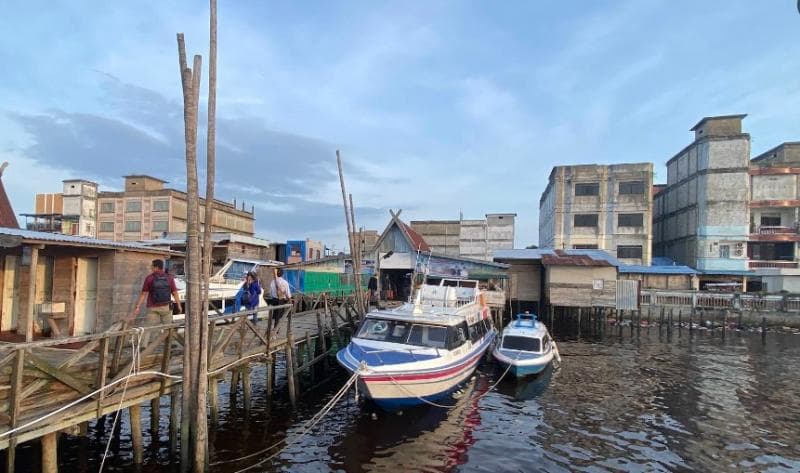 Selain sepeda motor, warga mengandalkan perahu atau kapal sebagai alat transportasi. (Tebe Ka)