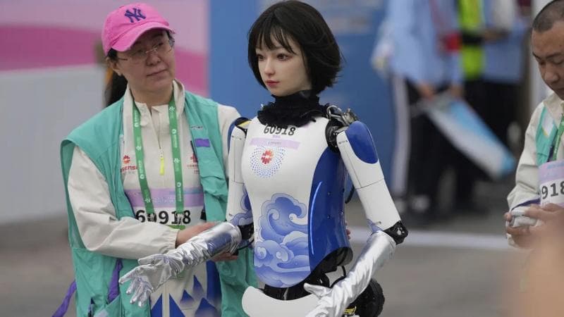 Salah satu robot yang menjadi peserta dalam ajang half-marathon yang berlangsung di Beijing, Tiongkok. (AP Photo/Ng Han Guan)