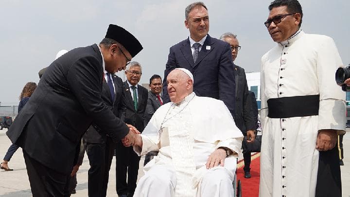 Paus Fransiskus selalu menitipkan pesan damai di mana pun berada. (Indonesia Papal Visit Commitee/Danu Kusworo)