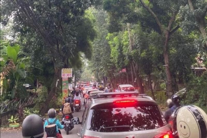 Kemacatan akibat pengendara kesulitan melewati ekstremnya tanhakan Trangkil. (X/UnnesMFS)