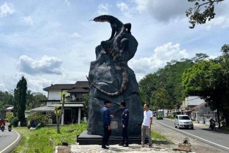Tanpa menggerus dana desa maupun APBD, pembuatan patung biawak di Desa Krasak, Kecamatan Selomerto, Kabupaten Wonosobo diklaim berasal dari masyarakat dan kucuran dana CSR. (Kompas)