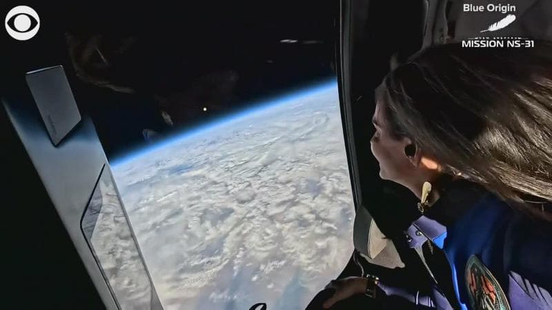 Sejumlah pihak menuding penerbangan Katy Perry ke luar angkasa bohong belaka dan hanya dilakukan di dalam studio. (Wusa9)