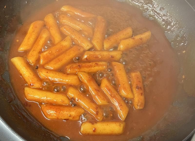 Tteokbokki, comfort food yang bikin Baek Se-hee merasa lebih baik menikmati hidup. (X/brnfrmawsh)