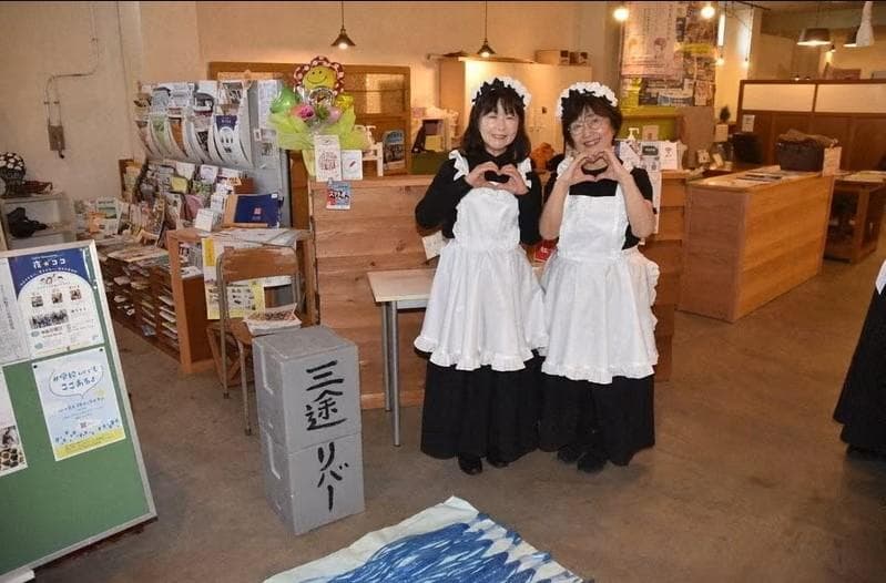 Para pelayan merasa kembali muda karena dipercaya mengurus kafe Shangri-La. (ArikaHikaru/X, ACE_GUNMA/X, mainichi.jp, kidsnomics.space)