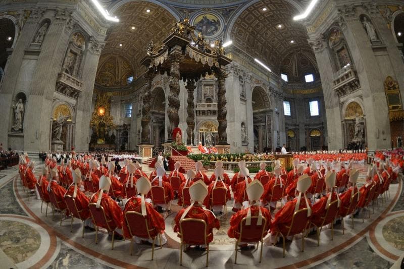 Para kardinal dalam misa di Basilika Santo Petrus jelang Konklaf 2013. Vatikan akan kembali menggelar konklaf untuk mencari suksesor Paus yang wafat pada 21 April lalu. (AFP/Gabriel Bouys via Kompas)