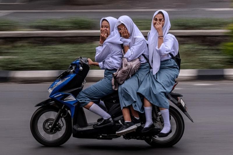 Bahaya, Naik Motor Bonceng Tiga Jangan Jadi Kebiasaan