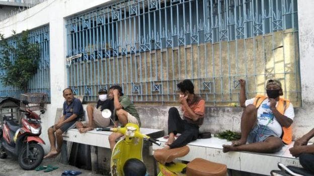 Warga Semarang yang masih berkerumun di masa pandemi. (BBC Indonesia/Margi Ernawati)<br>