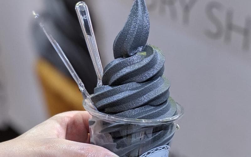 Es krim rasa tinta cumi-cumi di Jepang. (Medium/@kimcoder_)