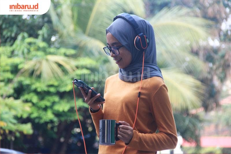Mendengarkan podcast menjadi kegiatan yang jamak dilakukan anak muda saat ini. (Inibaru.id/ Triawanda Tirta Aditya)<br>
