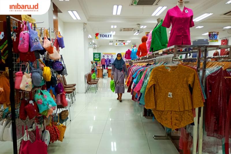 Selain datang langsung ke toko, pembeli juga bisa berbelanja via daring. (Inibaru.id/ Zulfa Anisah)