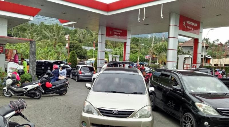 Kemacetan menuju kawasan wisata Bandungan terlihat di SPBU Pakopen, Bandungan, Kabupaten Semarang. (X/disporaparjtg)