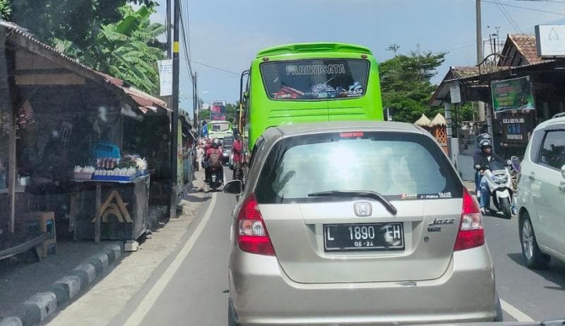 Selain kendaraan pribadi, banyak bus-bus besar masuk ke kawasan wisata Bandungan sehingga bikin macet. (X/elkaes)